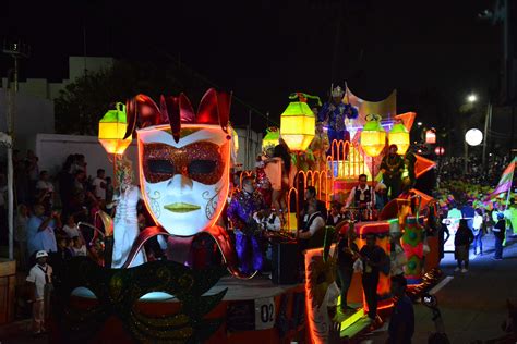  เทศกาลศิลปะ El Gran Carnaval de Veracruz: การร่ายรำและความสุขบนท้องถนนที่สั่นสะเทือน